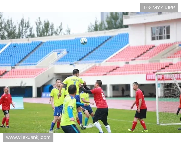 足球比赛中的高压防守与空中对抗