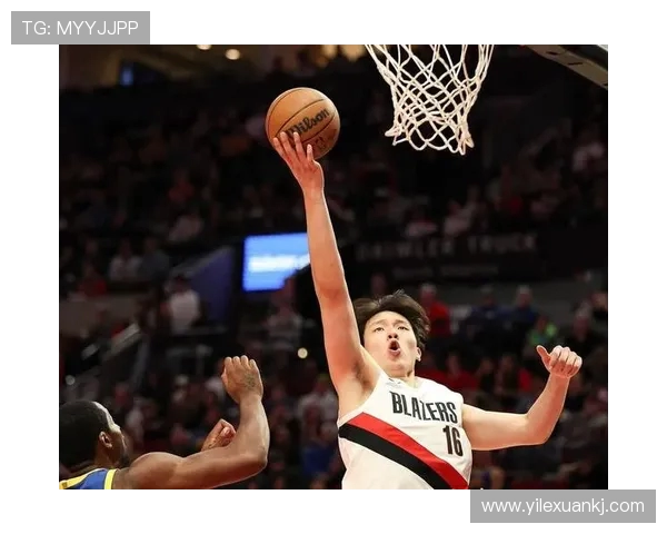 杨瀚森低位要球展现绝佳手感流畅勾手轻松得分开启比赛首分